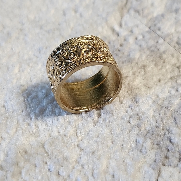 🔷️ Gold Wide Band Pattern Ring Size 5.5 - Picture 3 of 3